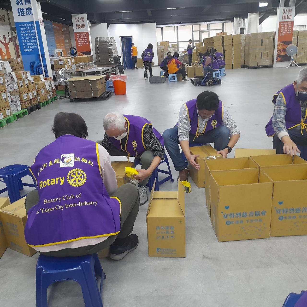 LINE_ALBUM_1140212安得烈食物箱包裝志工服務_250213_17.jpg