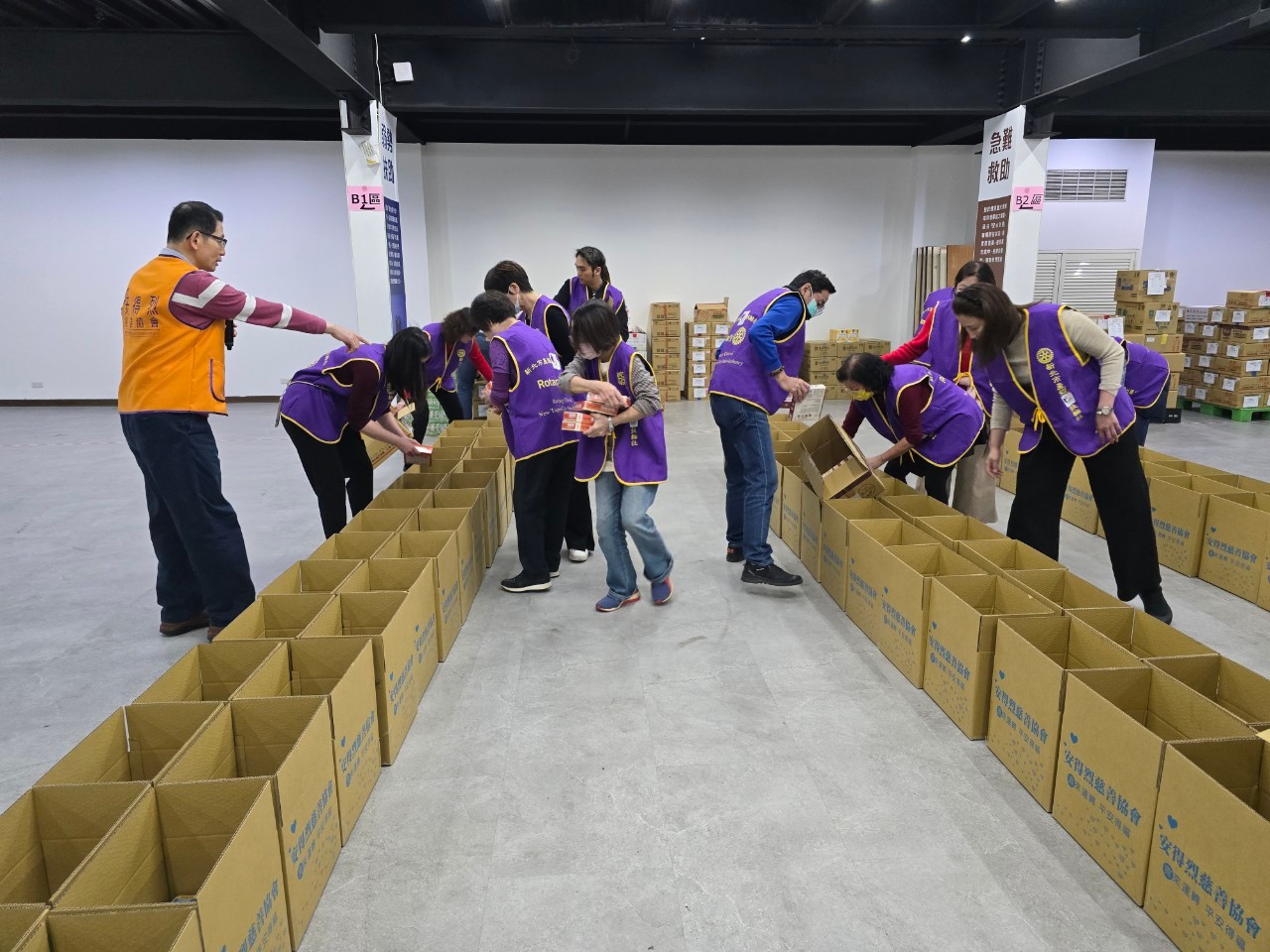 LINE_ALBUM_1140212安得烈食物箱包裝志工服務_250213_130.jpg